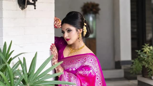 গোলাপি শাড়িতে বধূর সাজে পরীমনি, মুগ্ধ ভক্তরা