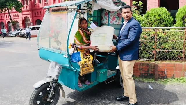তিন সন্তানকে নিয়ে অটোরিকশা চালান ইয়াসমিন, পাশে দাঁড়ালেন চট্টগ্রামের ডিসি