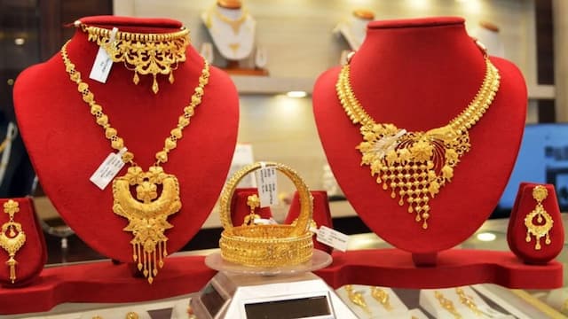দেশে স্বর্ণের দাম আরও কমলো