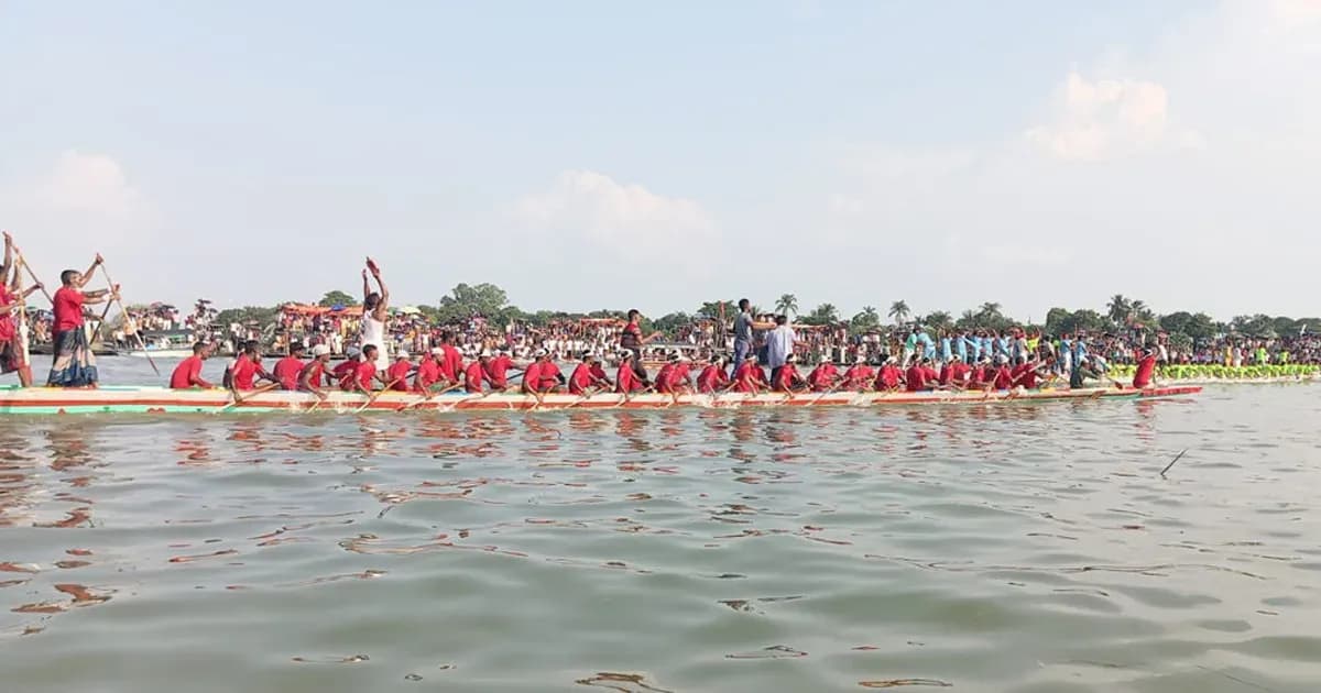 ৫০ বছর পর ইটনায় নৌকাবাইচ, সুরমাপাড়ে জনতার ঢল