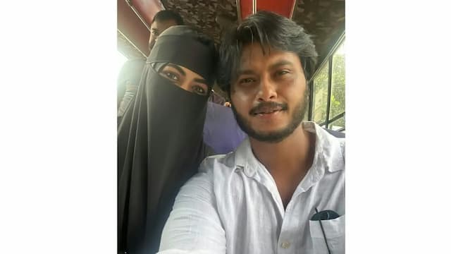 বোরকা পরা উর্বীর সঙ্গে আরশ খানের সেলফি, অত:পর...