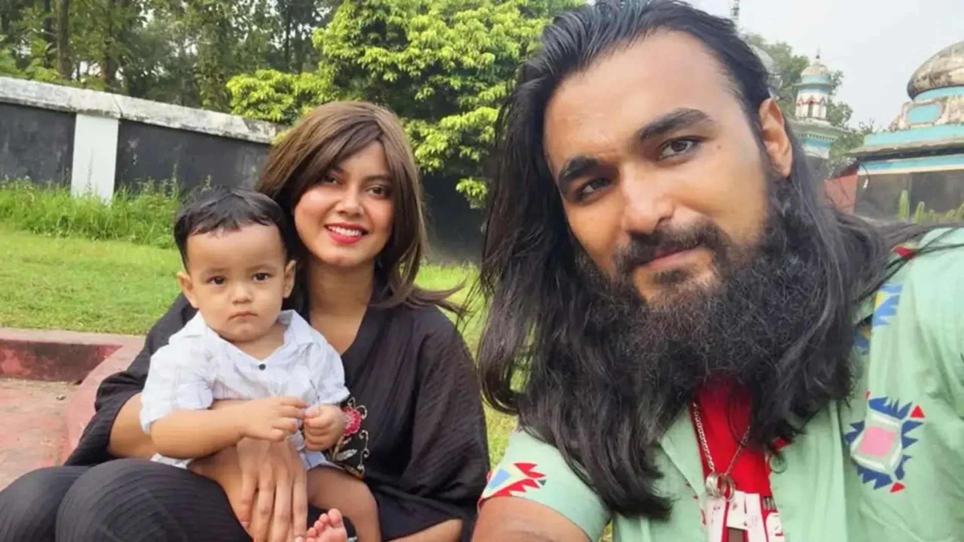 বিতর্ক পেছনে ফেলে ‘ফ্যামিলি ম্যান’ নোবেল, ছেলেকে শোনালেন গান