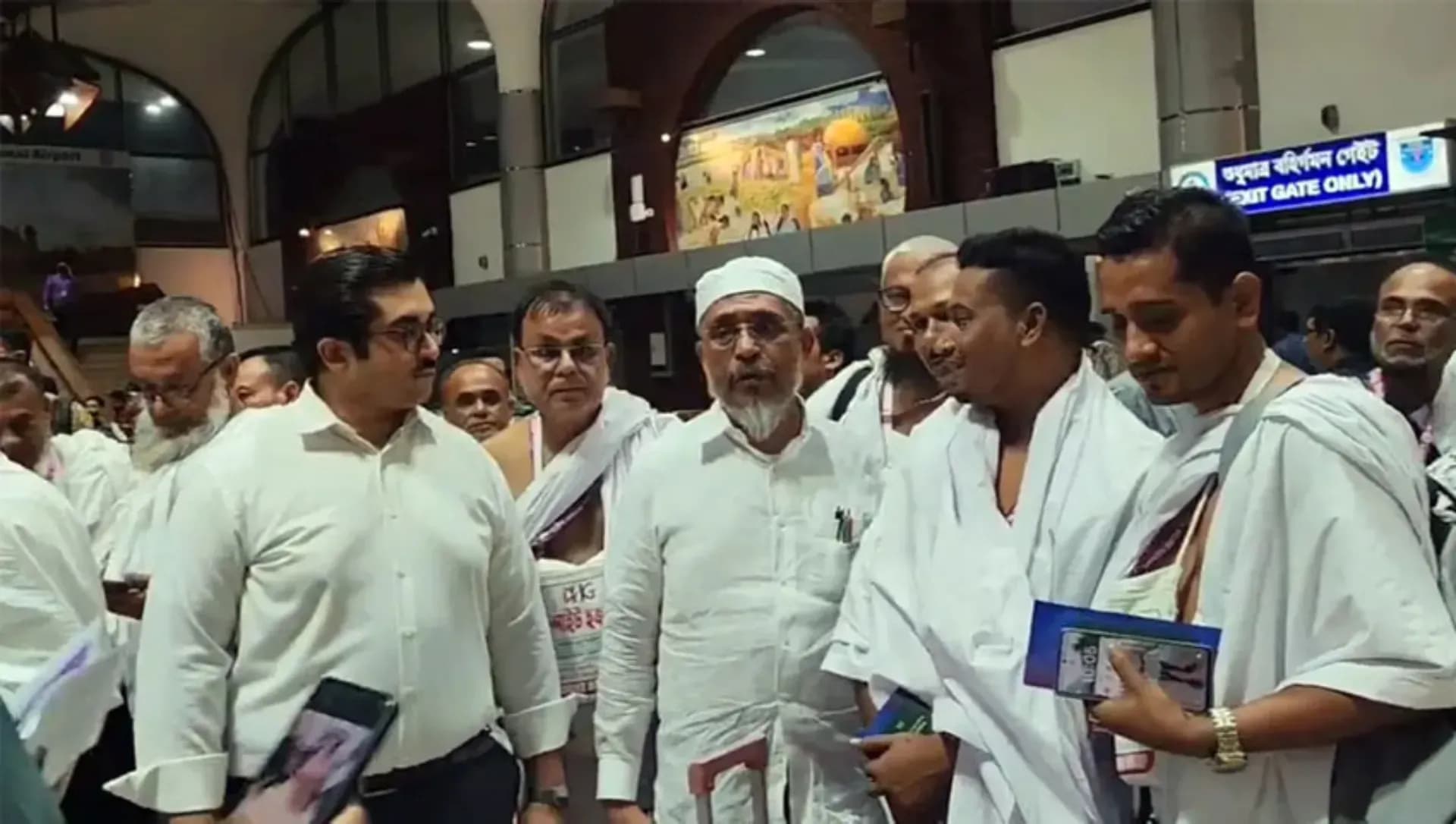 ৪৭ নেতাকর্মীকে নিজ খরচে ওমরাহে পাঠালেন লুৎফুজ্জামান বাবর