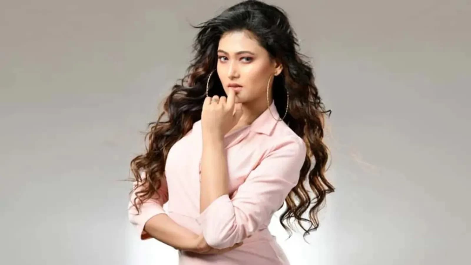 কেন ‘ভায়োলেন্স’ ছাড়লেন অধরা খান
